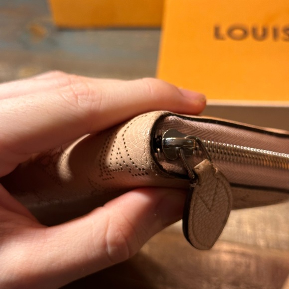 Louis Vuitton Long Zippy Wallet Mahina - Picture 10 of 12